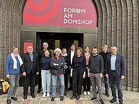 Gruppenbild des Projektkonsortium Integrierte Gewerbeentwicklungsstrategie im Programm RegioStrat vor dem Eingang zum Forum am Domshof