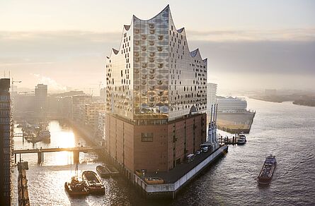 Luftaufnahme Elbphilharmonie im Sonnenaufgang. Ein Foto von Maxim Schulz