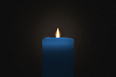 Bild: Brennende Kerze vor schwarzem Hintergrund