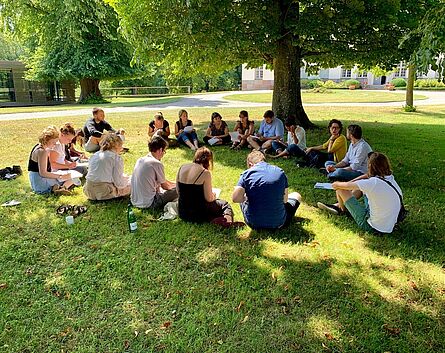 Ende Juli beim interdisziplinären Sommerseminar "Was ist ein Denkmal? Architektur als kulturelles Erbe" auf Gut Siggen an der Ostsee, unter anderem mit HCU-Professorin Lisa Kosok.