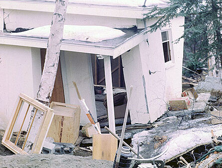 Beschädigtes Haus nach einem Erbeben in Alaska